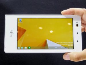 WindowsケータイF-07C後継？5.54型スマホ型Windows機を富士通がこっそり開発中。
