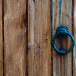 ベルだけ鳴らしてずっと黙ってドアの前にいるのなんなの?