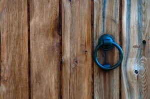 ベルだけ鳴らしてずっと黙ってドアの前にいるのなんなの？