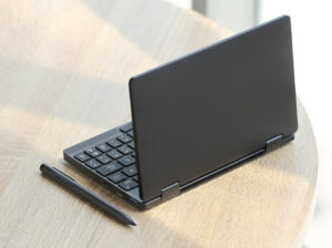 ONE NETBOOK OneMix 3がついに姿を見せた！画面は大型化しながらも薄くなったスリムボディでコンパクトさをキープ！